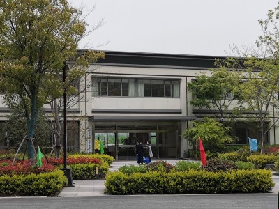 朗颐杨柳郡正门前面花园