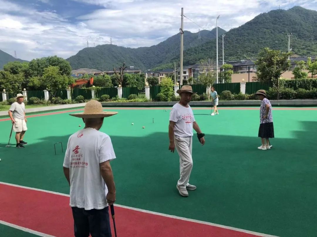 曜阳国际老年公寓户外互动